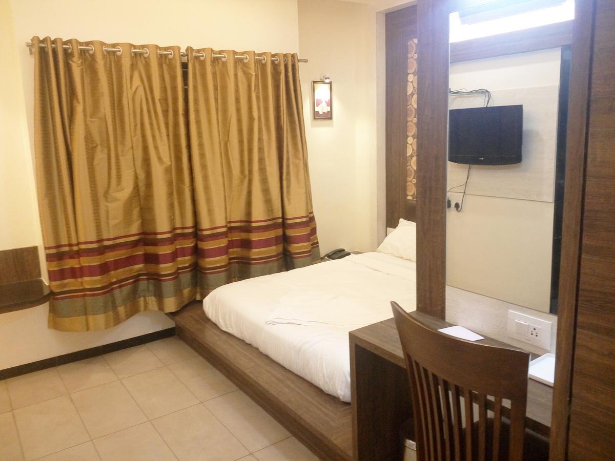 Hotel Pushpak Park Osmanabad Luaran gambar