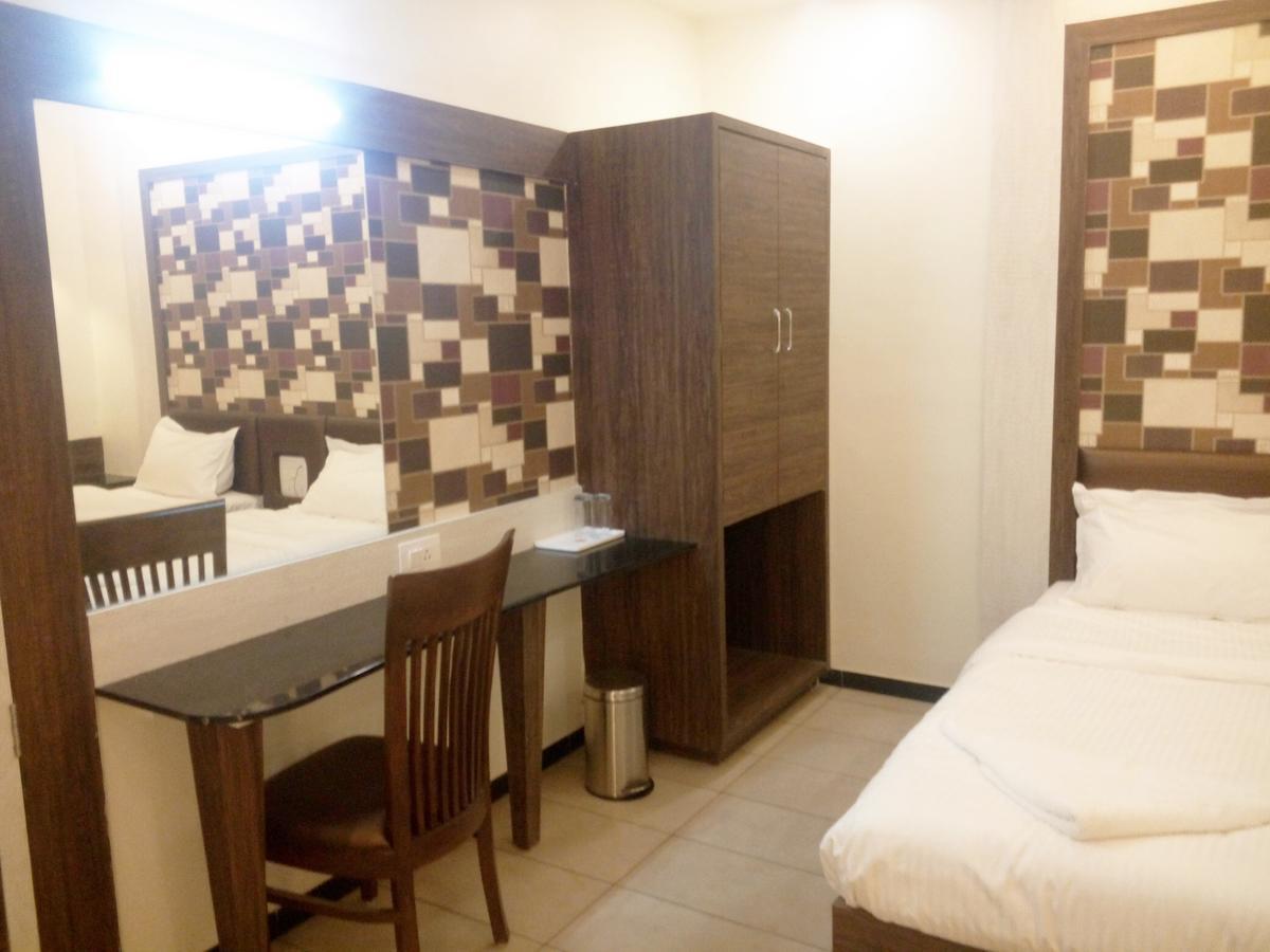 Hotel Pushpak Park Osmanabad Luaran gambar